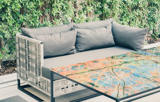 Terrasse en bois vide en fin de saison, prête pour l'hivernage du mobilier d'extérieur